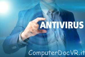 Scegli il miglior antivirus uomo con bigliettino in mano.