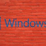 Logo Windows 10 con sfondo murato