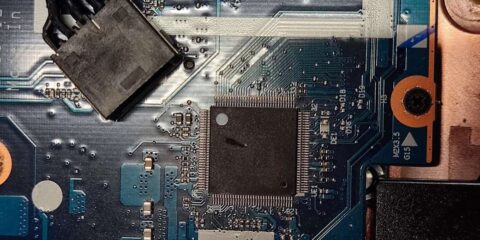 chip con spinotto bruciato da caricabatterie danneggiato