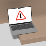 Pc con icona di avvertenza