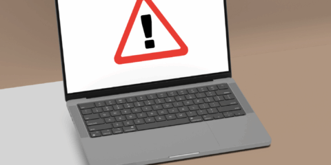 Pc con icona di avvertenza