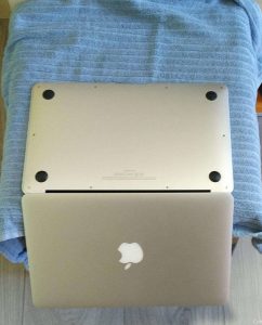 metti-il-mac-a-testa-in-giu-liquido-acqua metti subito il mac a testa in giù