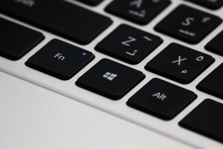 tasto windows nero su pc grigio